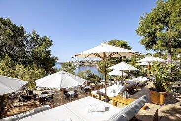 Отель Robinson Cala Serena