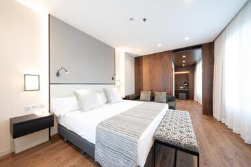 Отель Catalonia Barcelona Plaza