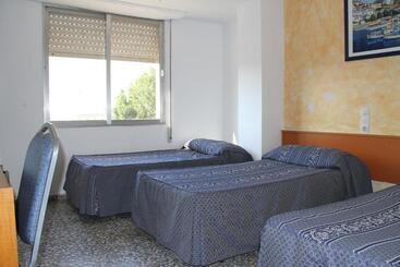 هتل Hostal Mengual