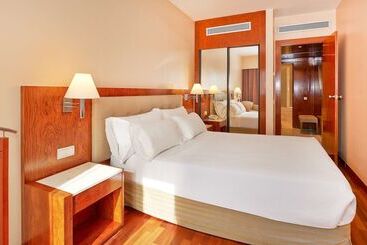 Отель NH Barcelona Entenza