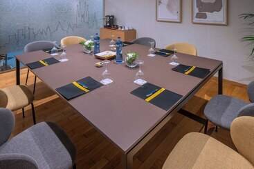 Отель Serhs Rivoli Rambla