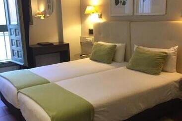 هتل Leonor De Aquitania