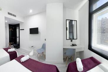 هتل Es Urbanos N Avenida De España