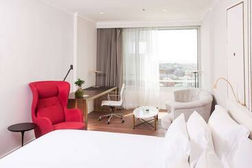 فندق NH Collection Madrid Eurobuilding