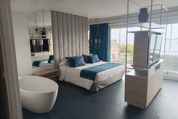 Отель Canyelles Platja