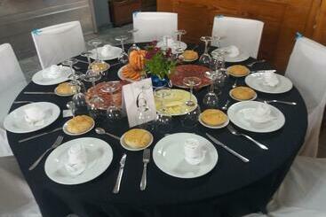 هتل Hostal Botafumeiro
