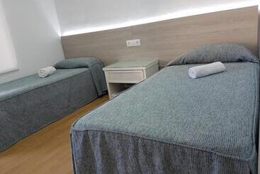 ホテル Hostal Montsant