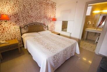 فندق Hostal Nueva Andalucia