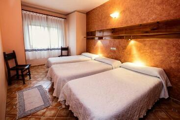 هتل Hostal Romi