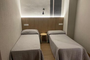 فندق Hostal Uría