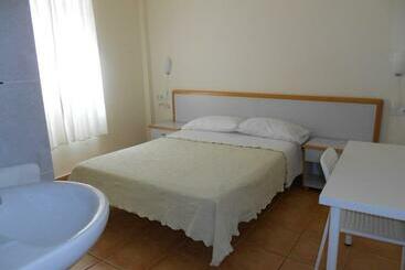 هتل Pensión Mova