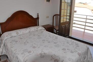 هتل Hostal Mourelos