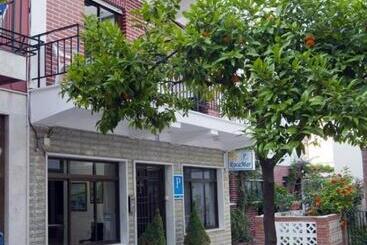 호텔 Hostal Rocamar