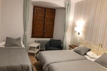 هتل Monasterio De Santa Maria De Valvanera