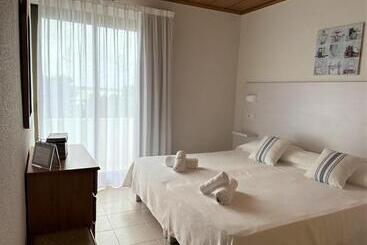 مسافرخانه Rosamar   Emar Hotels