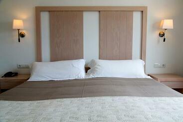 هتل Apartamentos Es Caló