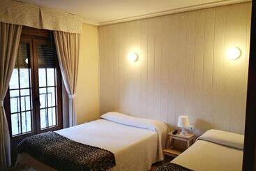 فندق Hostal Alcántara