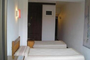 هتل Hostal Can Jordi