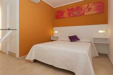 هتل Hostal Costa Blanca