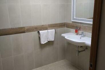 فندق Hostal Leo D Or