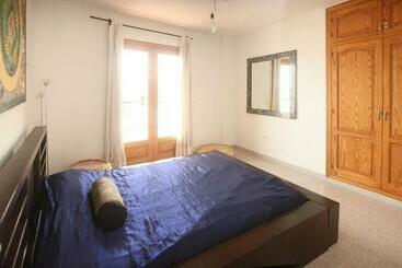 هتل Hostal Y Apartamentos Santa Eulalia