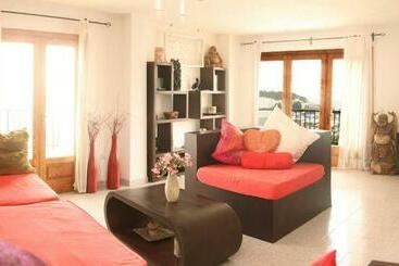 هتل Hostal Y Apartamentos Santa Eulalia