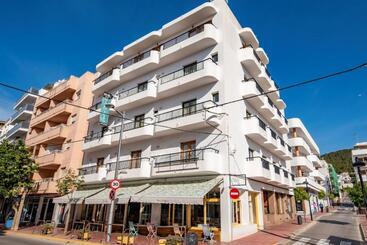 酒店 Hostal Y Apartamentos Santa Eulalia