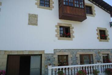 هتل Montañes
