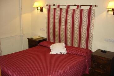 호텔 Hostal Ayestaran Ii