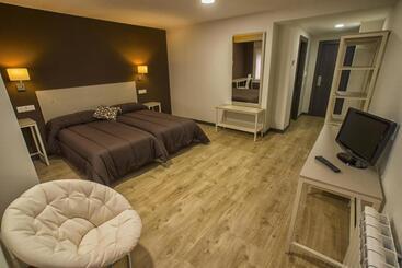 هتل Hostal Elvira