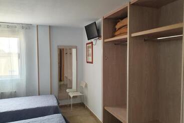 هتل Hostal Fronton