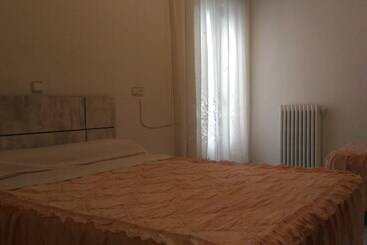 هتل Hostal Palacios Fuencarral