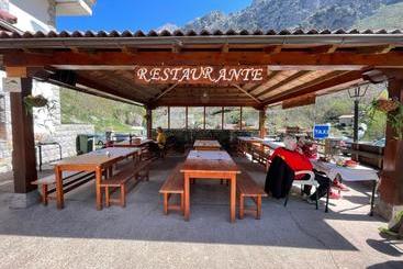هتل Hostal La Ruta