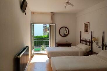 هتل Hostal Pirineos Meliz