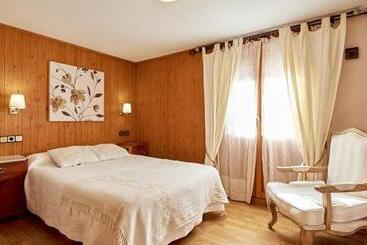 هتل Hostal Vidaller