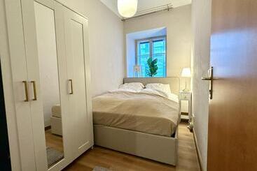 هتل Very Central Apartments, 5 Min To City Center, No Reception