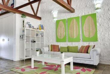 هتل Colonial Palms Motor Inn