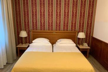 호텔 Neue Post I Self Check In