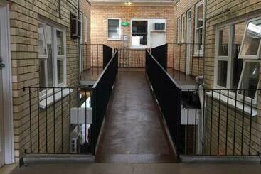 مُتل Adelaide Backpackers Hindley St