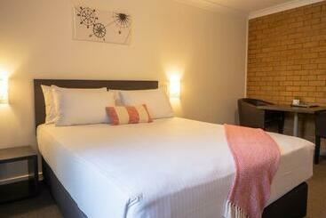 Airport Admiralty Motel