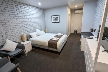 Homestead Motor Inn & Apartments