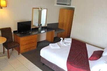 هتل Golden West Motor Inn