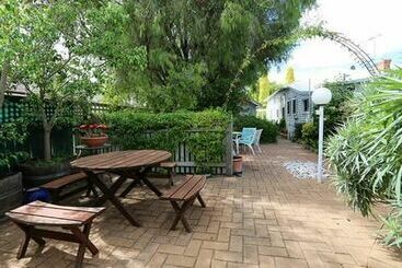 هتل Jacaranda Guest House