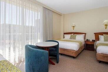 هتل Noah S On The Beach