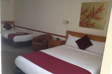 Three Explorers Motel