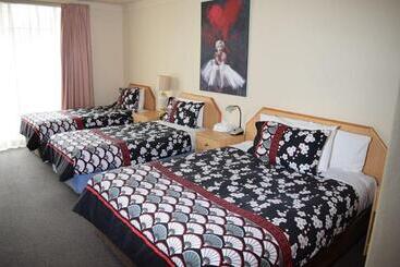 هتل Golden Age Motor Inn