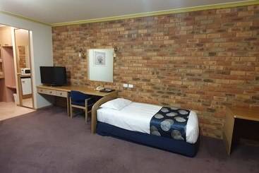 בית מלון כפרי Pines Country Club Motor Inn