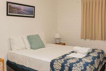 هتل Trickett Gardens Holiday Inn