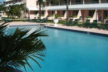 Castaways Resort And Suites