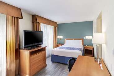 בית מלון כפרי Econo Lodge Inn & Suites University